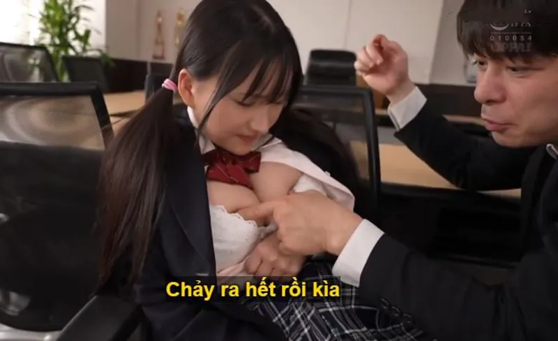 Ba năm trời, thầy giáo rèn luyện cô học trò ngực đẹp thành "cái bình đựng tinh".
